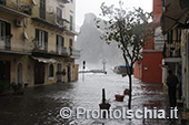 L'acqua alta a Ischia Ponte 6