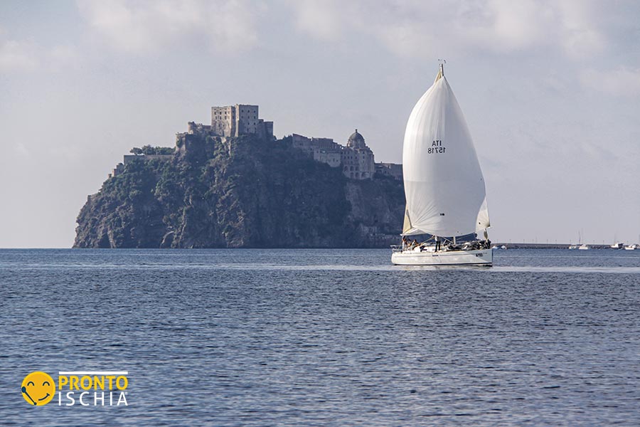 La regata velica che abbraccia l'isola d'Ischia: sport, natura e turismo in un evento unico nel Mediterraneo